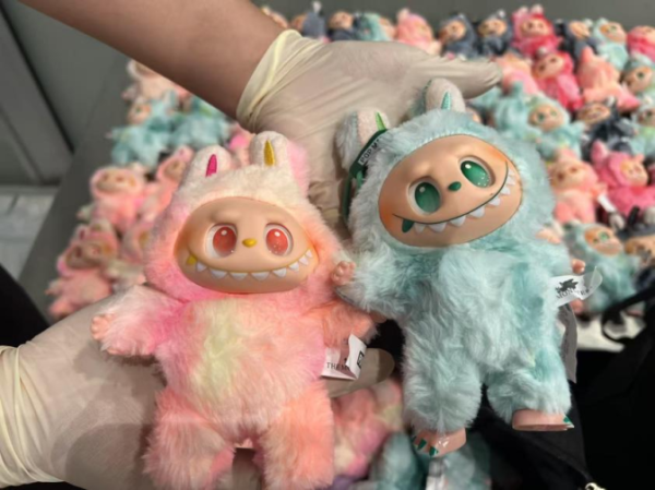 卓信速配 北京两大机场在出境旅客行李中查获大量假“LABUBU”