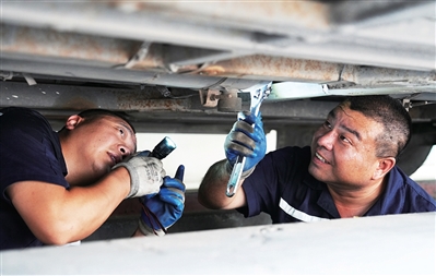 配资盘 公交车修理工：高温下地沟里的坚守